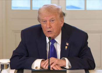 Trump assina decretos para restringir cidadania por nascimento e combater o chamado turismo de nascimento.