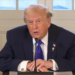 Trump assina decretos para restringir cidadania por nascimento e combater o chamado turismo de nascimento.