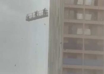 Ventos de até 125 km/h deixaram cinco mortos em São Paulo e no Rio. Na capital fluminense, rajadas de 105,5 km/h provocaram apagões e paralisações.