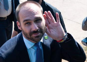 Eduardo Bolsonaro afirma que não haverá eleição em 2030 se Flávio perder a disputa presidencial após STF suspender visitas a Jair Bolsonaro.