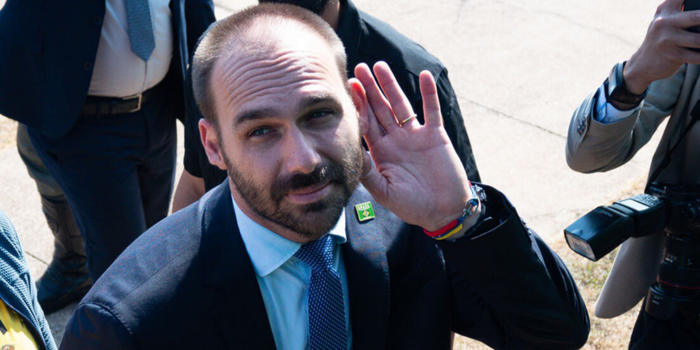 Eduardo Bolsonaro afirma que não haverá eleição em 2030 se Flávio perder a disputa presidencial após STF suspender visitas a Jair Bolsonaro.