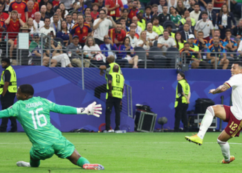 Espanha vence a França por 2 a 0, com gols de Oyarzabal e Pedro Porro, e volta à final da Copa do Mundo após 16 anos.
