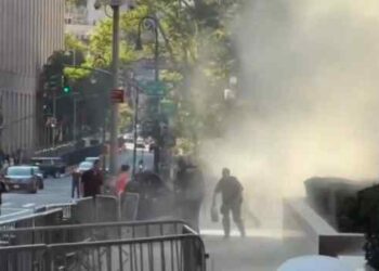 Fogos de artifício e incêndio provocam operação de segurança diante de edifício federal em Manhattan; suspeito foi preso.