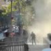 Fogos de artifício e incêndio provocam operação de segurança diante de edifício federal em Manhattan; suspeito foi preso.