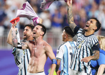 Argentina e Inglaterra disputam semifinal inédita da Copa do Mundo de 2026 e revivem uma rivalidade marcada por Maradona, Beckham e confrontos históricos.