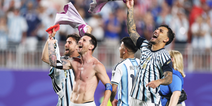 Argentina e Inglaterra disputam semifinal inédita da Copa do Mundo de 2026 e revivem uma rivalidade marcada por Maradona, Beckham e confrontos históricos.
