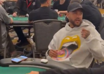 Neymar disputa torneio da World Series of Poker em Las Vegas durante as férias após a Copa do Mundo.