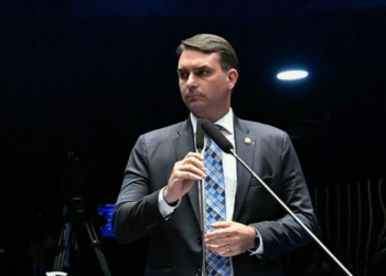Autoridades identificam acesso ligado a dirigente do Missão em filiação falsa de Flávio Bolsonaro.