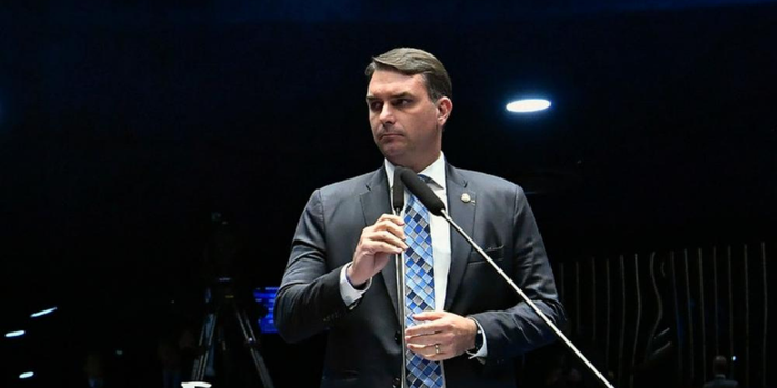 Autoridades identificam acesso ligado a dirigente do Missão em filiação falsa de Flávio Bolsonaro.