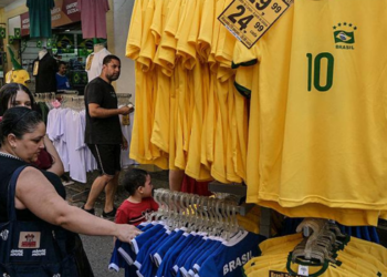 Após eliminação da Seleção, lojas fazem liquidações de camisas e bandeiras e esperam novas oportunidades para escoar os estoques.