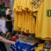 Após eliminação da Seleção, lojas fazem liquidações de camisas e bandeiras e esperam novas oportunidades para escoar os estoques.