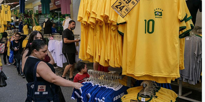 Após eliminação da Seleção, lojas fazem liquidações de camisas e bandeiras e esperam novas oportunidades para escoar os estoques.