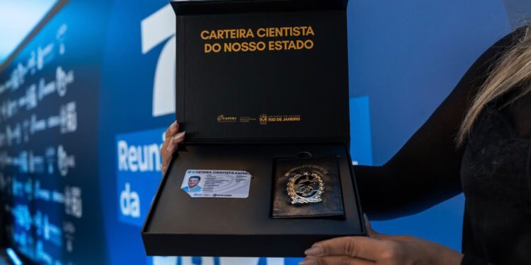 Estande da FAPERJ reúne lançamentos de livros e pesquisas de impacto na maior reunião científica da América Latina