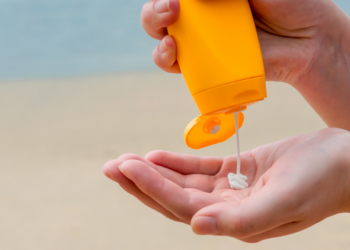 Estudo identificou associação entre uso frequente de protetor solar e melanoma, mas especialistas afirmam que não há comprovação de que o produto cause câncer de pele.
