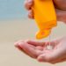 Estudo identificou associação entre uso frequente de protetor solar e melanoma, mas especialistas afirmam que não há comprovação de que o produto cause câncer de pele.
