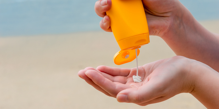 Estudo identificou associação entre uso frequente de protetor solar e melanoma, mas especialistas afirmam que não há comprovação de que o produto cause câncer de pele.