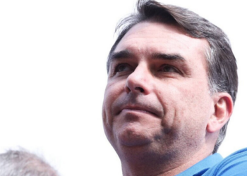 Flávio Bolsonaro publica diplomas após controvérsia sobre pós-graduação atribuída a ele em páginas oficiais.