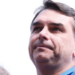 Flávio Bolsonaro publica diplomas após controvérsia sobre pós-graduação atribuída a ele em páginas oficiais.