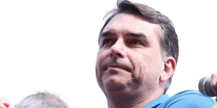 Flávio Bolsonaro publica diplomas após controvérsia sobre pós-graduação atribuída a ele em páginas oficiais.
