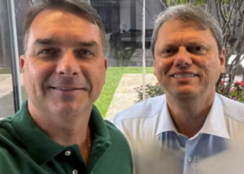 Mário Frias solicita à PGR e à Polícia Federal investigação sobre suposta estrutura digital que teria investido R$ 1,1 milhão em anúncios contra Flávio Bolsonaro e Tarcísio de Freitas.