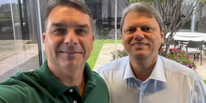 Mário Frias solicita à PGR e à Polícia Federal investigação sobre suposta estrutura digital que teria investido R$ 1,1 milhão em anúncios contra Flávio Bolsonaro e Tarcísio de Freitas.