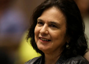 Ex-ministra Nísia Trindade lança livro sobre a pandemia de covid-19, com bastidores da gestão da crise sanitária, e participa da abertura de exposição no Rio de Janeiro.