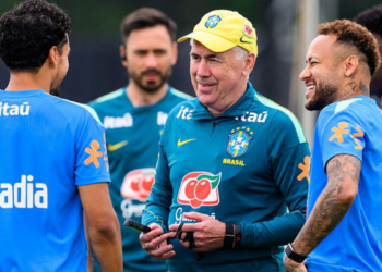 Lucas Paquetá sofre lesão na coxa e pode desfalcar o Brasil na Copa do Mundo. Ancelotti avalia mudanças táticas para enfrentar a Noruega nas oitavas.