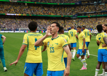 A seleção brasileira treinou sob calor intenso antes do jogo contra a Noruega pelas oitavas da Copa do Mundo de 2026. Ancelotti acompanha recuperação de Raphinha e busca substituto para Lucas Paquetá.