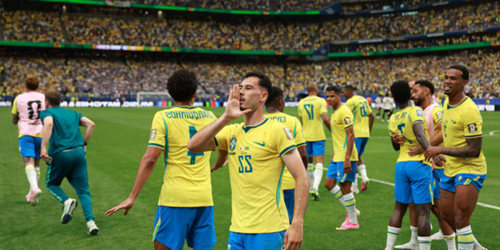 A seleção brasileira treinou sob calor intenso antes do jogo contra a Noruega pelas oitavas da Copa do Mundo de 2026. Ancelotti acompanha recuperação de Raphinha e busca substituto para Lucas Paquetá.
