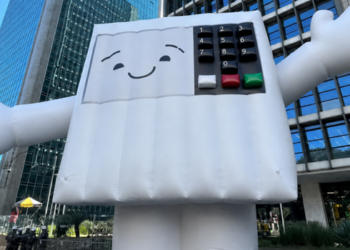 Erika Hilton criticou ação do Republicanos contra o mascote “Votinho” instalado na Avenida Paulista, ligado a campanha de incentivo ao voto da população LGBTQIA+*.