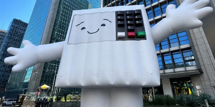 Erika Hilton criticou ação do Republicanos contra o mascote “Votinho” instalado na Avenida Paulista, ligado a campanha de incentivo ao voto da população LGBTQIA+*.