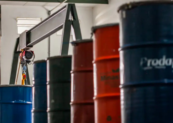 A produção industrial brasileira caiu 0,2% em maio, encerrando uma sequência de quatro meses de alta. Veja os setores que mais influenciaram o resultado, segundo o IBGE.