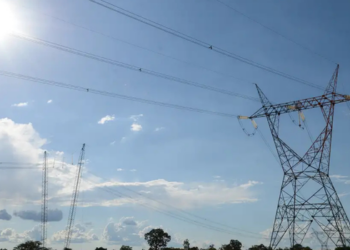 Leilão da Aneel na B3 arremata quatro lotes de transmissão de energia por R$ 1,8 bilhão, com projetos em SP, MT e MS e previsão de milhares de empregos.