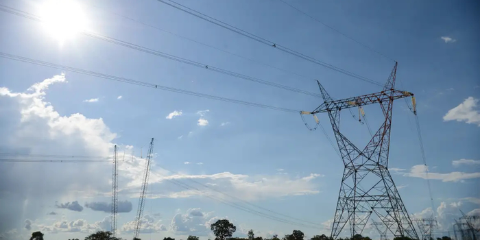 Leilão da Aneel na B3 arremata quatro lotes de transmissão de energia por R$ 1,8 bilhão, com projetos em SP, MT e MS e previsão de milhares de empregos.