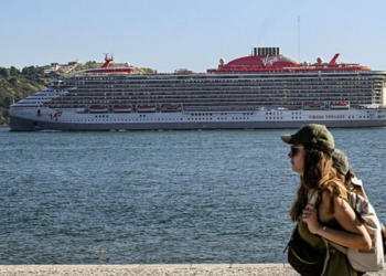 Turquia impede atracação de cruzeiro LGBTQ+ em Kusadasi e força mudança no roteiro do navio Scarlet Lady. Embarcação seguirá para Egito e Grécia.