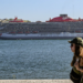 Turquia impede atracação de cruzeiro LGBTQ+ em Kusadasi e força mudança no roteiro do navio Scarlet Lady. Embarcação seguirá para Egito e Grécia.
