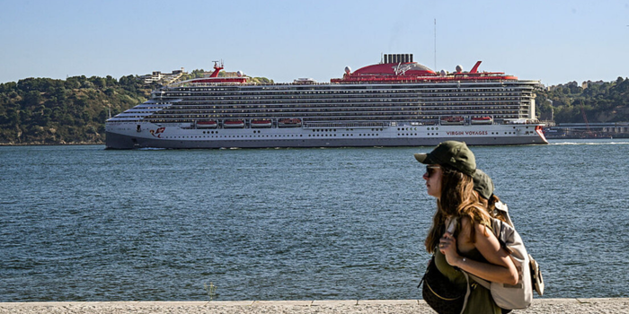 Turquia impede atracação de cruzeiro LGBTQ+ em Kusadasi e força mudança no roteiro do navio Scarlet Lady. Embarcação seguirá para Egito e Grécia.