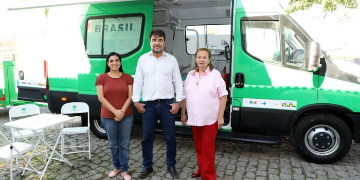 Quissamã recebeu uma Unidade Odontológica Móvel para ampliar o atendimento de saúde bucal em comunidades afastadas. Equipamento reforça a Atenção Primária e ações preventivas no município.