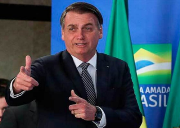 Carlos Bolsonaro afirmou ter visitado Jair Bolsonaro e disse que o ex-presidente continua acompanhando o cenário político mesmo em prisão domiciliar. Alexandre de Moraes manteve as restrições impostas pela Justiça.