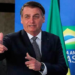 Carlos Bolsonaro afirmou ter visitado Jair Bolsonaro e disse que o ex-presidente continua acompanhando o cenário político mesmo em prisão domiciliar. Alexandre de Moraes manteve as restrições impostas pela Justiça.