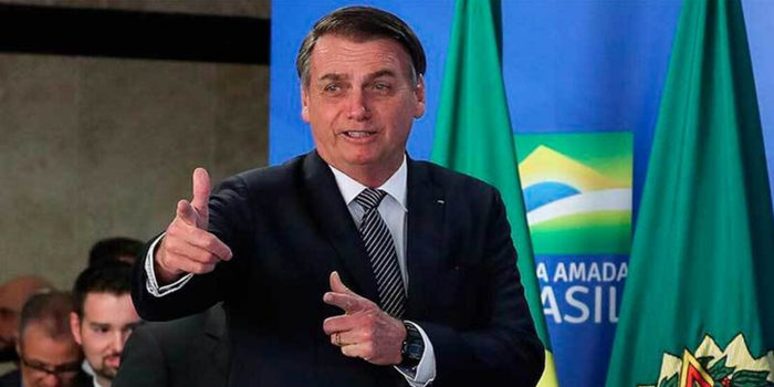 Carlos Bolsonaro afirmou ter visitado Jair Bolsonaro e disse que o ex-presidente continua acompanhando o cenário político mesmo em prisão domiciliar. Alexandre de Moraes manteve as restrições impostas pela Justiça.