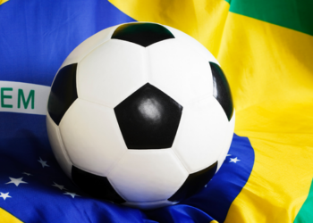 Torcedores reunidos na Fan Fest de Copacabana reagiram com tristeza à eliminação do Brasil diante da Noruega e fizeram críticas à atuação da equipe na Copa do Mundo.