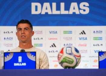 Cristiano Ronaldo protagonizou um momento descontraído com o jornalista Marcelo Bechler durante entrevista coletiva antes do jogo entre Portugal e Espanha na Copa do Mundo.