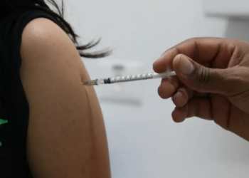 A vacina Pneumo 20 foi incorporada ao Calendário Nacional de Vacinação e amplia a proteção contra doenças pneumocócicas. Imunizante já está disponível pelo SUS em todo o país.