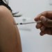 A vacina Pneumo 20 foi incorporada ao Calendário Nacional de Vacinação e amplia a proteção contra doenças pneumocócicas. Imunizante já está disponível pelo SUS em todo o país.