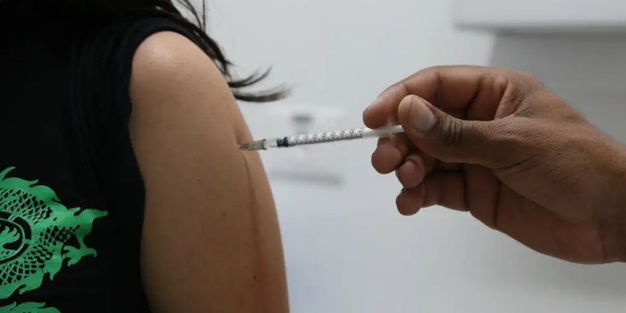 A vacina Pneumo 20 foi incorporada ao Calendário Nacional de Vacinação e amplia a proteção contra doenças pneumocócicas. Imunizante já está disponível pelo SUS em todo o país.