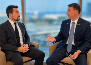Paulo Figueiredo anunciou que não participará presencialmente da audiência do USTR sobre tarifas aos produtos brasileiros e declarou apoio à atuação de Flávio Bolsonaro.