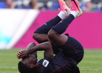 Folarin Balogun falou sobre a decisão da FIFA que liberou sua participação nas oitavas da Copa de 2026 após expulsão e comentou a repercussão do caso.