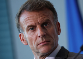 Duas explosões próximas ao hotel onde Emmanuel Macron cumpria agenda em Damasco deixaram 18 feridos. Autoridades sírias investigam o atentado e ainda não apontam responsáveis.