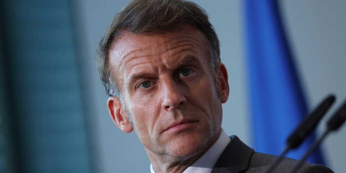 Duas explosões próximas ao hotel onde Emmanuel Macron cumpria agenda em Damasco deixaram 18 feridos. Autoridades sírias investigam o atentado e ainda não apontam responsáveis.